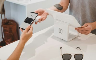 Digitala betalningslösningar vs traditionella banker (detta behöver du känna till)