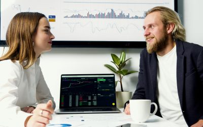 Kär i kollega? Så navigerar du känslorna på jobbet