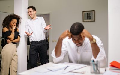 Min kollega får mig att må dåligt – så tar du tag i situationen på jobbet